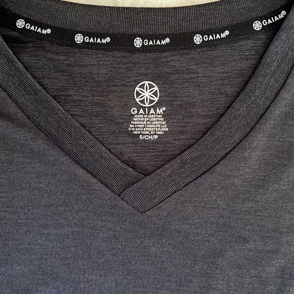 Gaiam Fitness Slim Fit V Neck Top 🖤🤍 - Picture 5 of 6